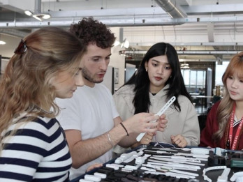 beacon students examining design