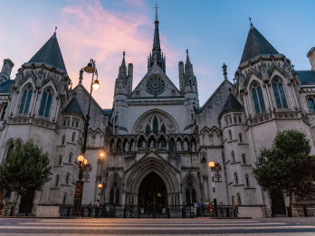 Image of the Royal Courts of Justice at night 